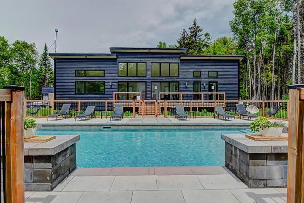 Nouveau - Chalet Moderne - Spa, Piscine & Sauna! Pont-Rouge Esterno foto